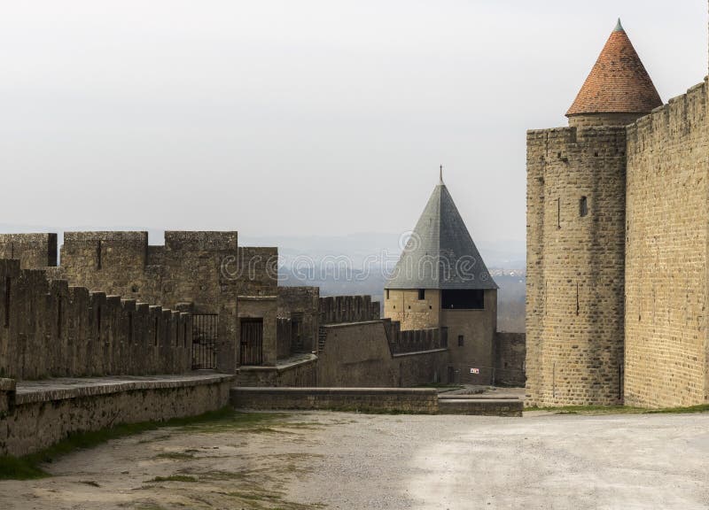 Città di Carcassonne, Aude, Francia, il 24 febbraio 2018 pareti medievali della fortezza immagini stock Città di Carcassonne, Aude, Francia, il 24 febbraio 2018 pareti medievali della fortezza immagini stock
