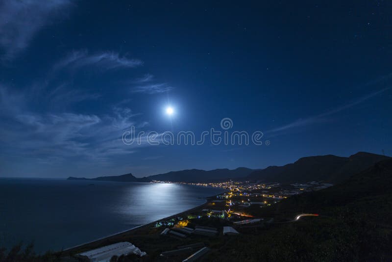 Città di Gazipasa della notte della città di Adalia e della vista della luna piena immagini stock libere da diritti Città di Gazipasa della notte della città di Adalia e della vista della luna piena immagini stock libere da diritti
