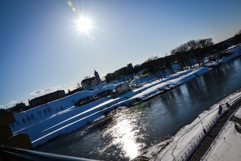 Città di Grodno, Bielorussia, il fiume Neman in un giorno soleggiato di inverno contro un chiaro cielo fotografie stock libere da diritti Città di Grodno, Bielorussia, il fiume Neman in un giorno soleggiato di inverno contro un chiaro cielo fotografie stock libere da diritti