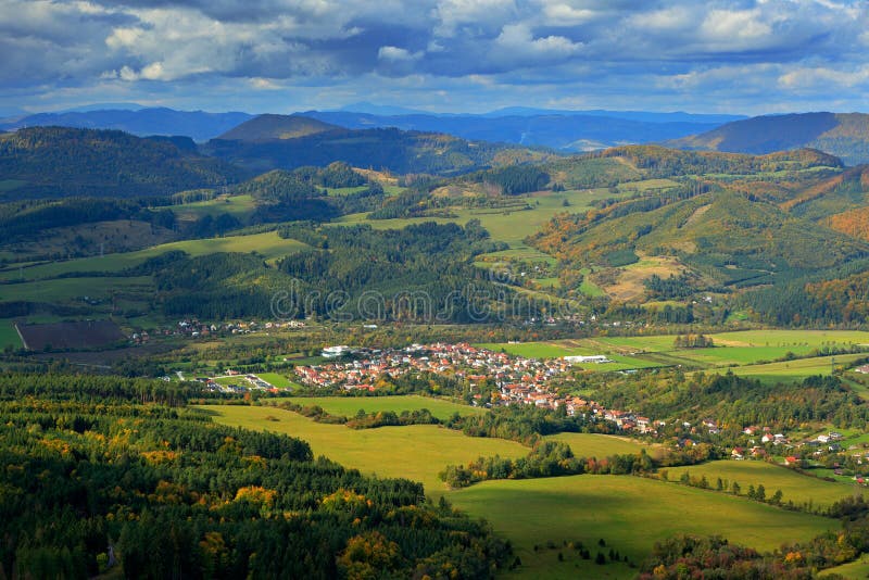 Città di Krasnany dalla montagna di Mala Fatra FView del villaggio di sera dalle montagne in Slovacchia Foresta della montagna co fotografie stock Città di Krasnany dalla montagna di Mala Fatra FView del villaggio di sera dalle montagne in Slovacchia Foresta della montagna co fotografie stock