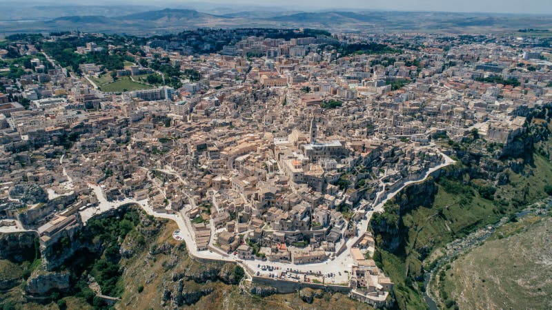Città di Matera Puglia vicino al blu della linea costiera del mare nel vr del fuco 360 dell'Italia immagini stock libere da diritti Città di Matera Puglia vicino al blu della linea costiera del mare nel vr del fuco 360 dell'Italia immagini stock libere da diritti