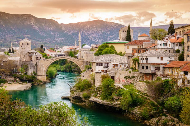 Città di Mostar e del fiume di Neretva immagine stock libera da diritti Città di Mostar e del fiume di Neretva immagine stock libera da diritti