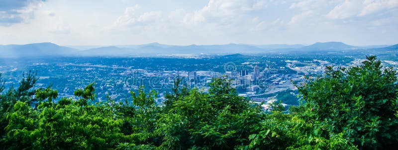Città di Roanoke come visto dalla stella della montagna del mulino al crepuscolo nella Virginia immagine stock libera da diritti Città di Roanoke come visto dalla stella della montagna del mulino al crepuscolo nella Virginia immagine stock libera da diritti