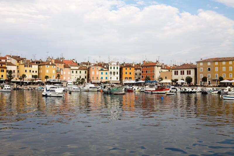 Città di Rovinj in Croazia, una fila di case sulla costa della baia immagine stock libera da diritti Città di Rovinj in Croazia, una fila di case sulla costa della baia immagine stock libera da diritti