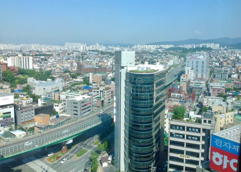 Città di Suwon un bello giorno del cielo blu che guarda giù alle costruzioni, al traffico ed alle zone residenziali immagini stock Città di Suwon un bello giorno del cielo blu che guarda giù alle costruzioni, al traffico ed alle zone residenziali immagini stock