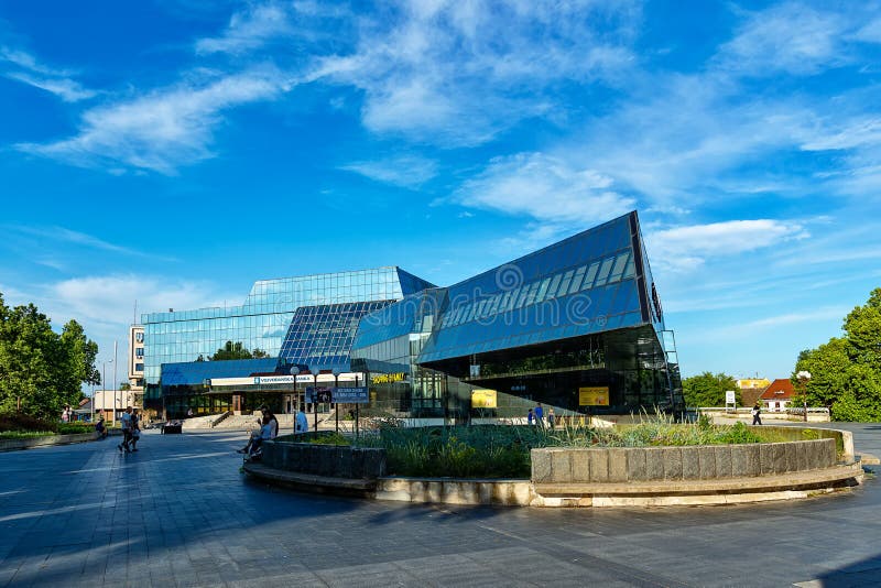 Città di Zrenjanin, architettura della città, paesaggio urbano Centro commerciale “famiglia di compera “su principale immagine stock Città di Zrenjanin, architettura della città, paesaggio urbano Centro commerciale “famiglia di compera “su principale immagine stock