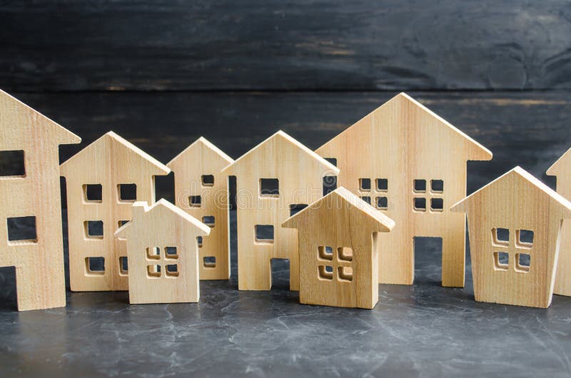 Città e case di legno concetto dei prezzi in aumento per l'abitazione o l'affitto Domanda crescente dell'abitazione e del bene im