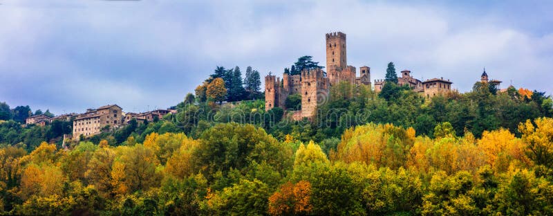 Città e castelli medievali del ` Arquato di Castell - dell'Italia in Emilia fotografia stock libera da diritti Città e castelli medievali del ` Arquato di Castell - dell'Italia in Emilia fotografia stock libera da diritti