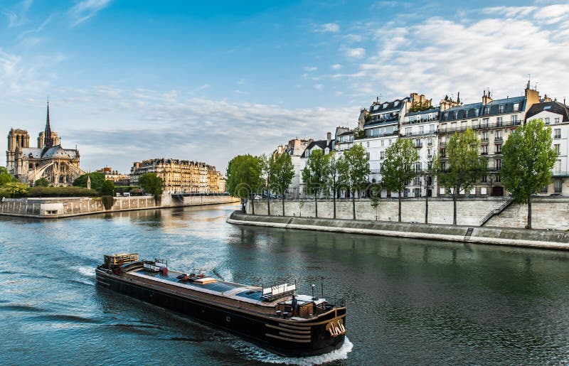 Citt? Francia di Peniche la Senna Parigi fotografia stock libera da diritti Citt? Francia di Peniche la Senna Parigi fotografia stock libera da diritti