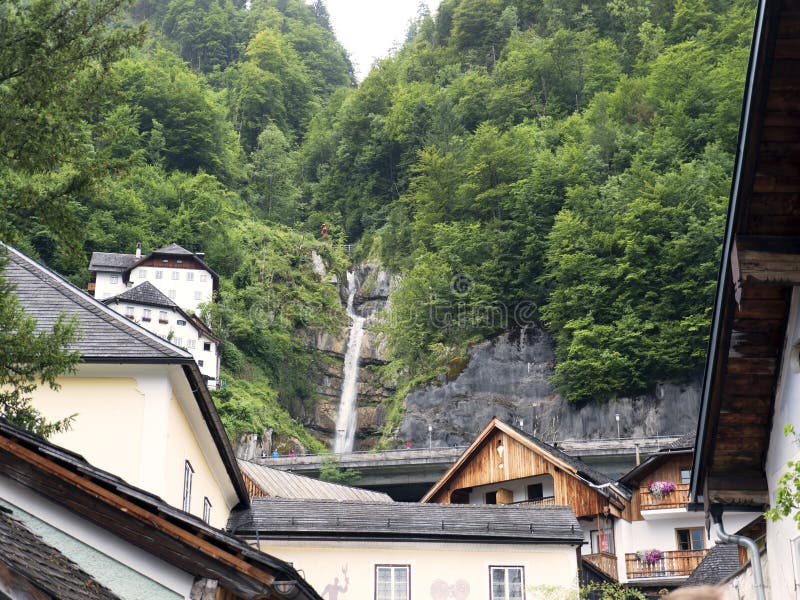 Città Hallstatt con la cascata della montagna Massiccio alpino, bello canyon in Austria fotografie stock libere da diritti Città Hallstatt con la cascata della montagna Massiccio alpino, bello canyon in Austria fotografie stock libere da diritti