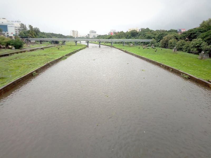 Città indiana di Pune del fiume che piove stagione immagini stock Città indiana di Pune del fiume che piove stagione immagini stock