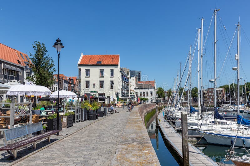 Città olandese medievale Vlissingen del porto interno con gli yacht ed i ristoranti fotografie stock Città olandese medievale Vlissingen del porto interno con gli yacht ed i ristoranti fotografie stock
