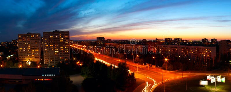 Città panoramica di notte immagini stock libere da diritti Città panoramica di notte immagini stock libere da diritti