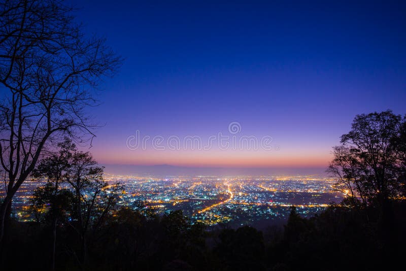 Città Tailandia di Chiang Mai, vista del paesaggio e scena di penombra fotografia stock libera da diritti Città Tailandia di Chiang Mai, vista del paesaggio e scena di penombra fotografia stock libera da diritti