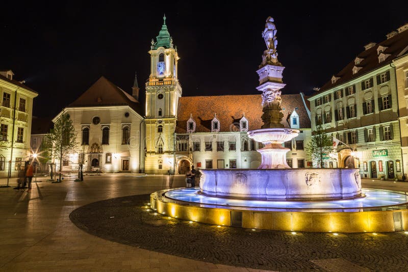 Città Vecchia Corridoio a Bratislava, Slovacchia alla notte fotografia stock libera da diritti Città Vecchia Corridoio a Bratislava, Slovacchia alla notte fotografia stock libera da diritti