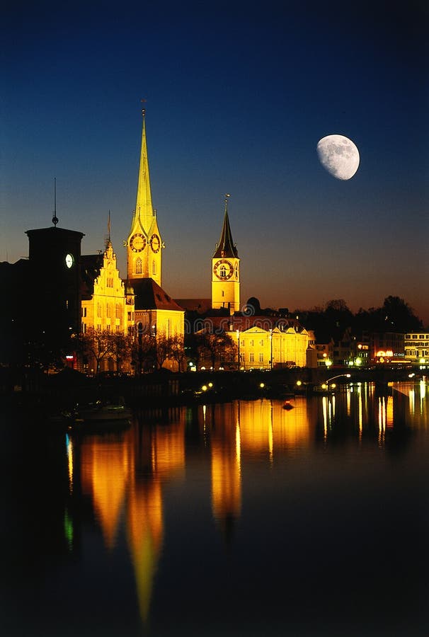 Città Zurigo di notte della luna