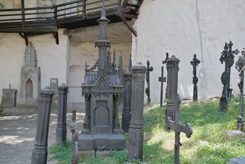 Městský zámek nebo Starý zámek - hřbitov uvnitř zámku