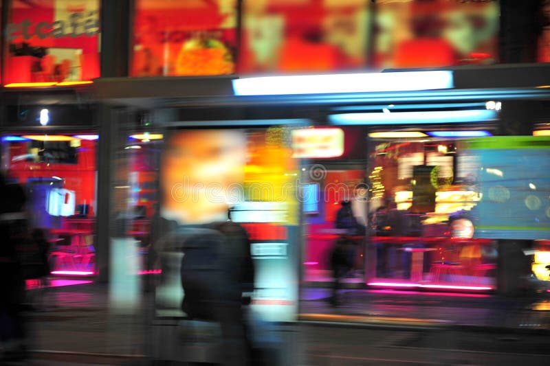 Colorato luci della città con il motion blur, preso da un auto in movimento.