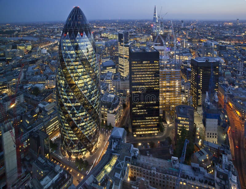 London ist die Stadt in der Nacht beleuchtet.