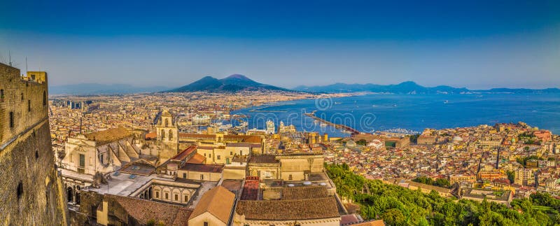 Panoramatický výhľad na mesto Neapol (Neapol) s slávny Mount Vesuvius v pozadí, zlatý večer svetlo pri západe slnka, Campania, Taliansko.