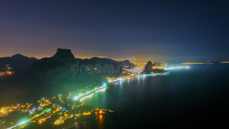 Mesto, Rio de Janeiro, Barra da Tijuca na splnu noc.