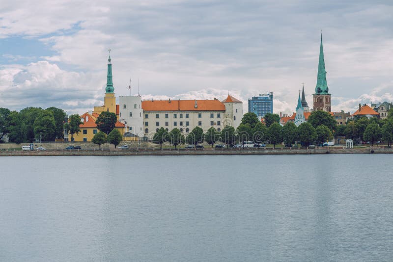 City Riga, Letland. Bekijk de oude stad en rivier de Daugava. Stadsstad in de zomer. 4 juli. 2019 Reisfoto stock afbeelding City Riga, Letland. Bekijk de oude stad en rivier de Daugava. Stadsstad in de zomer. 4 juli. 2019 Reisfoto stock afbeelding