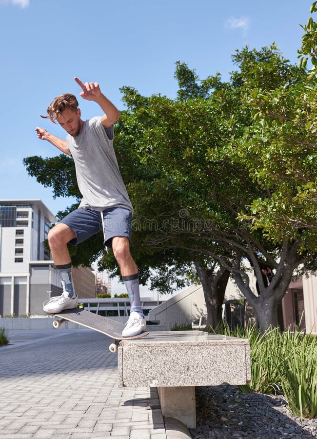 City saut et homme avec le skateboard tour et la performance pour l'action de patinage de rue ou cascade pour le jeu. Extérieur image stock