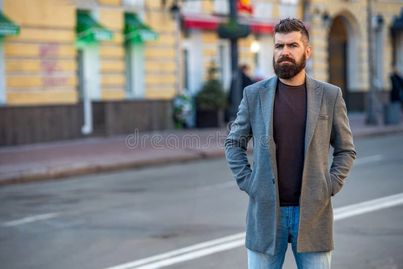 City Street i stylowy mężczyzna. Brodaty mężczyzna idzie do pracy. Biznesmen w stylu biznesowym na ulicy. Człowiek biznesu w miast fotografia stock