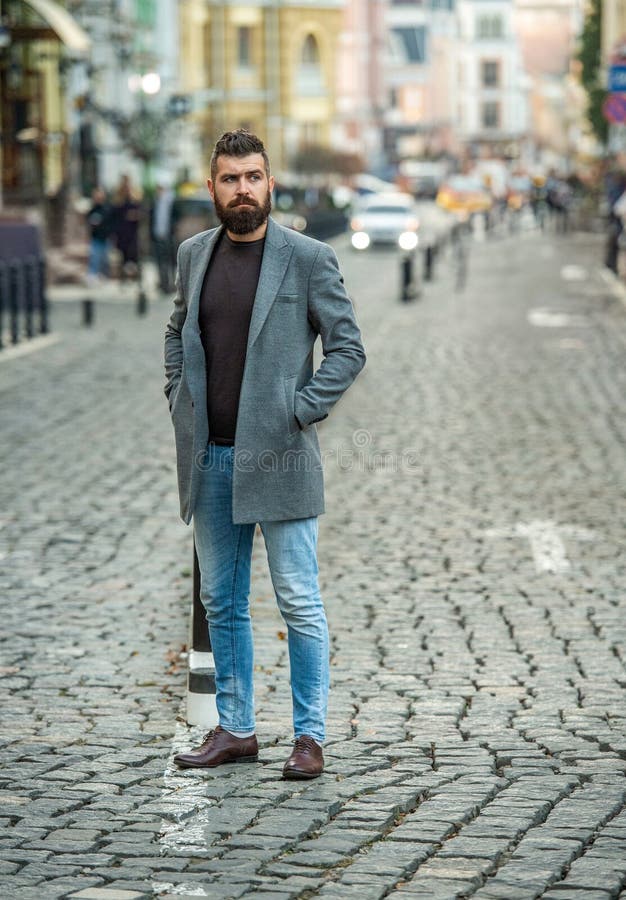 City Street z biznesmenem. Styl mężczyzny. Stylowy mężczyzna w stylu biznesowym. Brodaty biznesmen na zewnątrz. Człowiek brodaty obraz royalty free