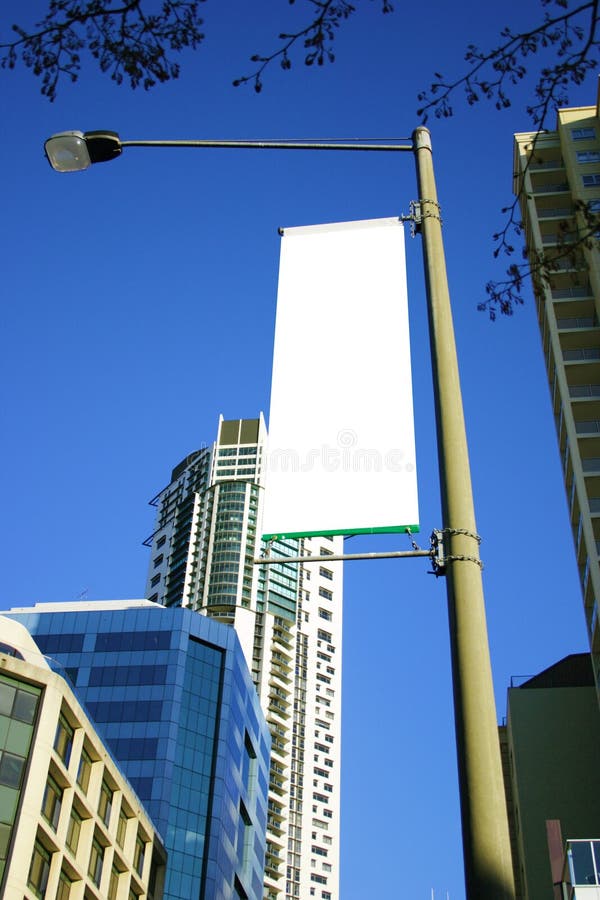 La ciudad calle vacío verde más bajo a blanco listo publicidad.