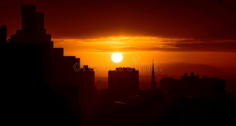 Cityconcept du lever de soleil photographie stock libre de droits Cityconcept du lever de soleil photographie stock libre de droits