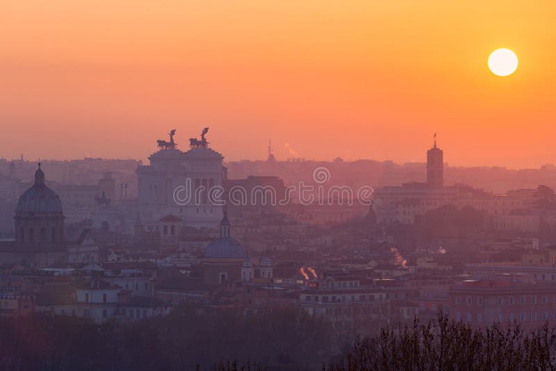 Cityscape av Rome, Italien, på solnedgången i höst, en sikt från den Gianicolo Janiculum kullen royaltyfri fotografi Cityscape av Rome, Italien, på solnedgången i höst, en sikt från den Gianicolo Janiculum kullen royaltyfri fotografi