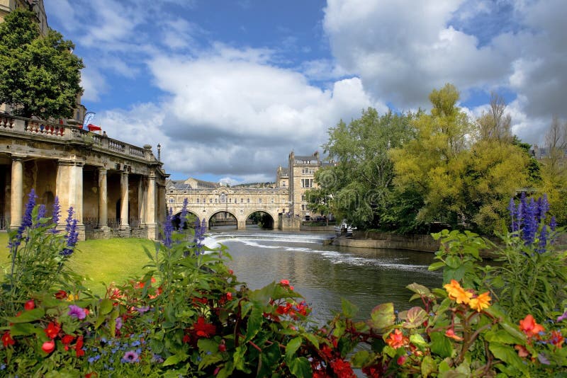 View of the Empire Hotel, by architect Charles Edward Davis and Pulteney Bridge over the River Avon in Bath, Somerset, England. View of the Empire Hotel, by architect Charles Edward Davis and Pulteney Bridge over the River Avon in Bath, Somerset, England