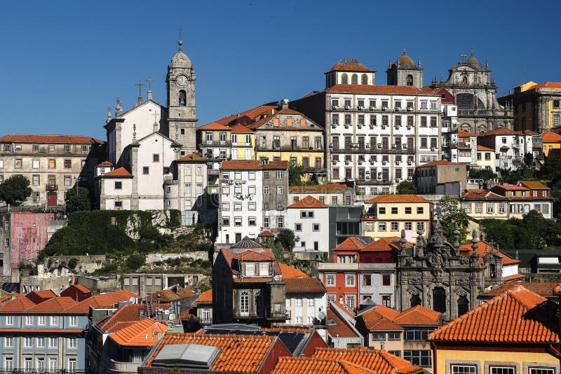 Cityscape met kerkklokketoren; Porto, Portugal royalty-vrije stock foto's Cityscape met kerkklokketoren; Porto, Portugal royalty-vrije stock foto's
