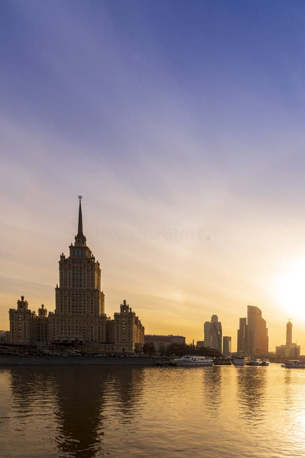 Cityscape och landskap av den i stadens centrum Moskva med den moderna skyskrapor, kontorsbyggnad och Moskva floden ?ver soluppg? arkivbild Cityscape och landskap av den i stadens centrum Moskva med den moderna skyskrapor, kontorsbyggnad och Moskva floden ?ver soluppg? arkivbild