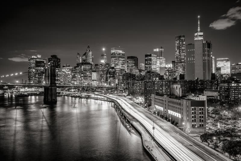 Cityscape på natten av det finansiella området för Lower Manhattan med upplysta skyskrapor New York City svart & vit royaltyfria foton