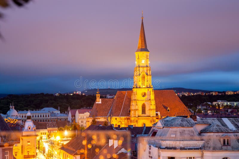 Cityscape på natten - överblick från Saint Michael Church Cluj-Napoca, Rumänien royaltyfri fotografi Cityscape på natten - överblick från Saint Michael Church Cluj-Napoca, Rumänien royaltyfri fotografi