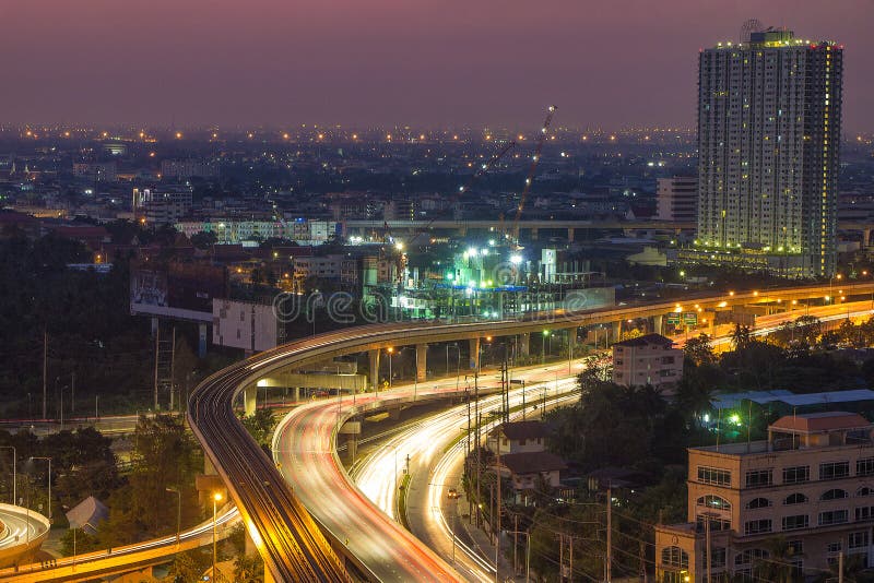 Panoráma mesta zobrazené systém právomoci noc život v rušný mesto z thajsko.