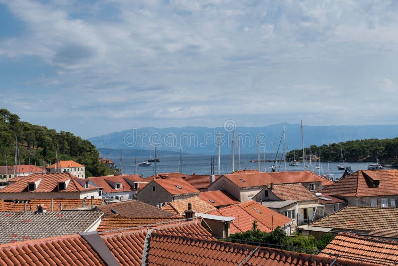 Cityscape town στη νήσο χβαρ στην κροατία στοκ εικόνα