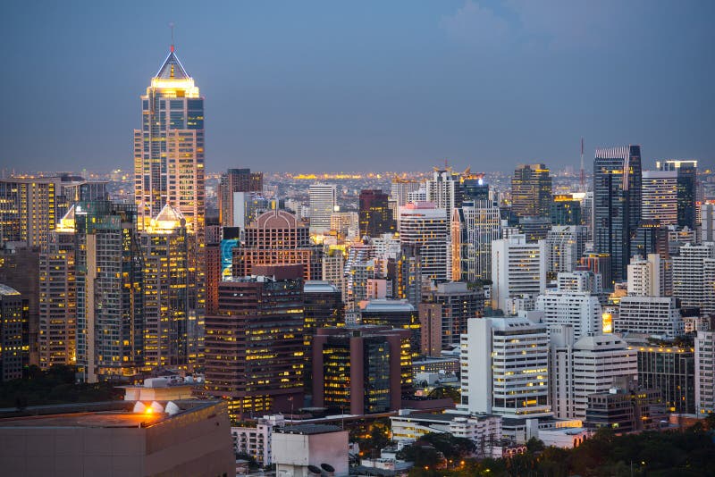Cityscape van Bangkok, Bedrijfsdistrict met de hoge bouw bij schemer