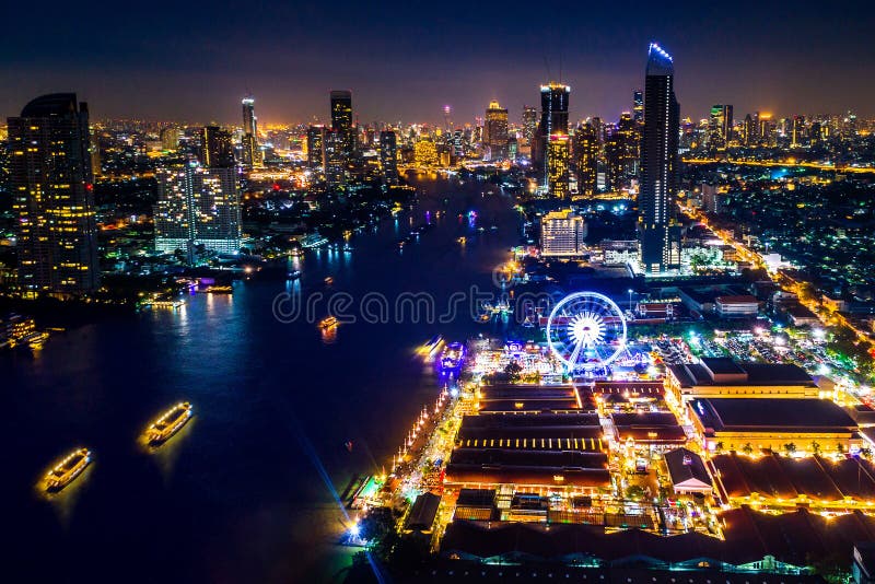 Cityscape van Bangkok bij nacht in Thailand