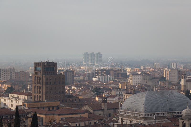 Cityscape van Brescia, gebouwen in mist, Lombardije, Italië stock afbeelding Cityscape van Brescia, gebouwen in mist, Lombardije, Italië stock afbeelding
