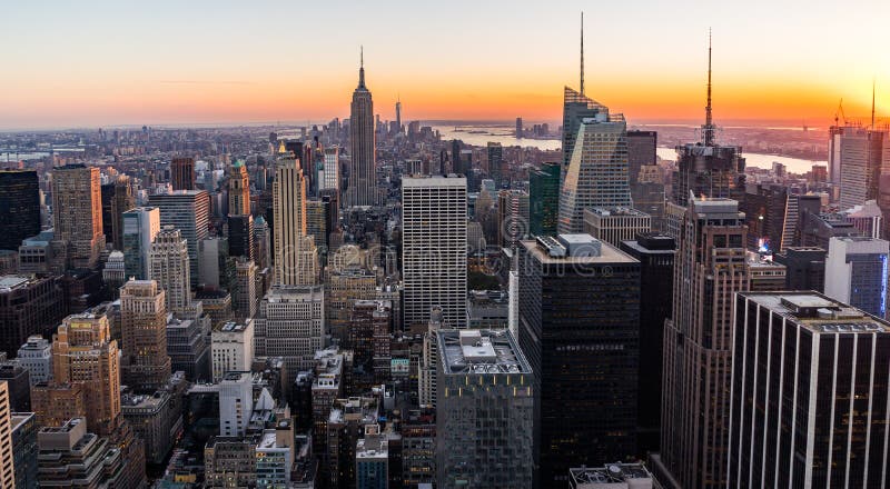 Cityscape van de Horizonmanhatten van New York Empire State Building vanaf Bovenkant van de Rotszonsondergang