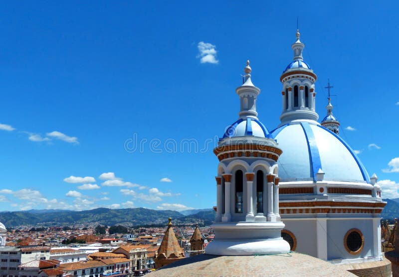 Cityscape van het historische centrum van Cuenca en torens van Nieuwe Kathedraal, Ecuador royalty-vrije stock afbeelding Cityscape van het historische centrum van Cuenca en torens van Nieuwe Kathedraal, Ecuador royalty-vrije stock afbeelding