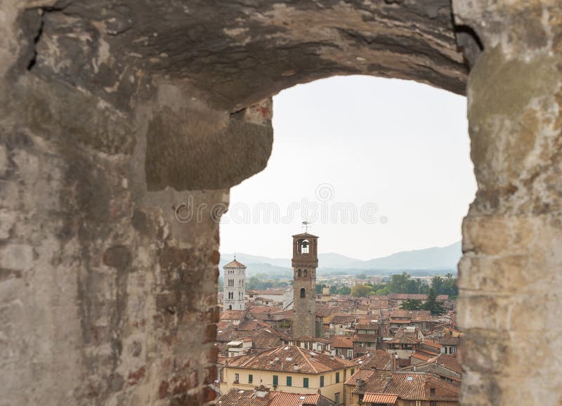 Cityscape van Luca van Guinigi-Toren, Toscanië, Italië stock foto Cityscape van Luca van Guinigi-Toren, Toscanië, Italië stock foto