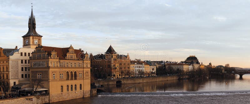 Cityscape van Praag met Moldavië stock fotografie Cityscape van Praag met Moldavië stock fotografie