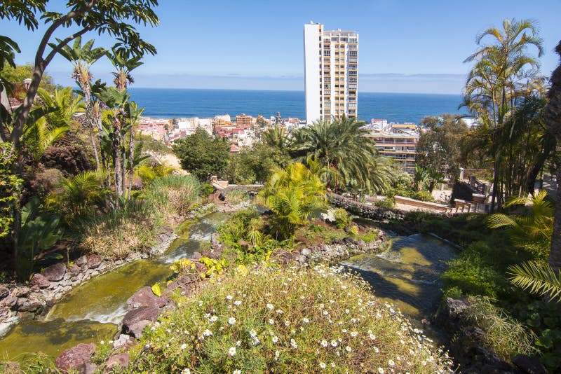 Cityscape van Puerto de la Cruz, Tenerife, Canarische Eilanden, Spanje royalty-vrije stock foto Cityscape van Puerto de la Cruz, Tenerife, Canarische Eilanden, Spanje royalty-vrije stock foto