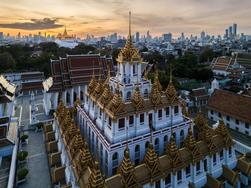 Cityscape Wat Ratchanatdaram Temple, det vackra golden castle eller pagoda Bangkok Thailand under soluppgången royaltyfria foton