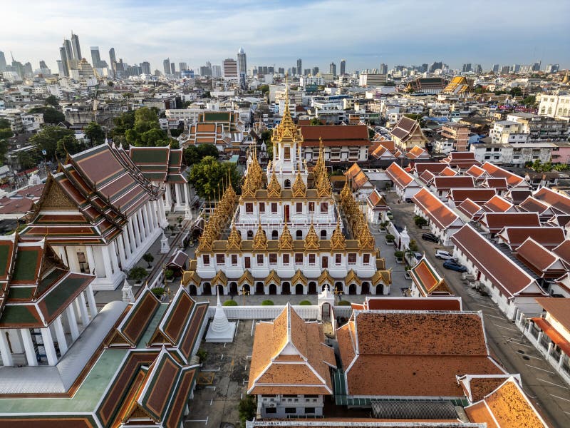 Cityscape Wat Ratchanatdaram Temple, det vackra golden castle eller pagoda Bangkok Thailand under soluppgången royaltyfri foto