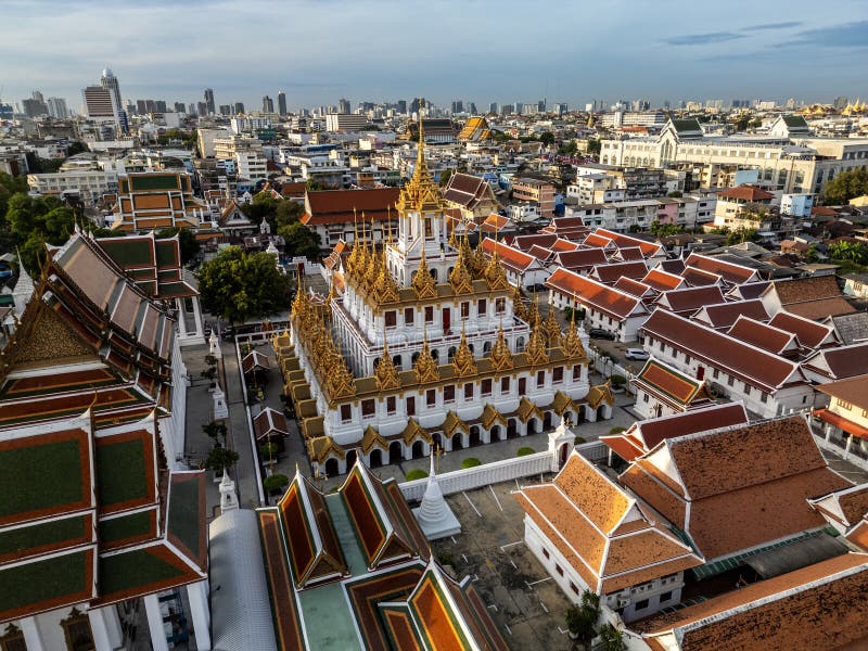Cityscape Wat Ratchanatdaram Temple, det vackra golden castle eller pagoda Bangkok Thailand under soluppgången royaltyfri bild
